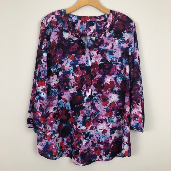 NYDJ Tops - NYDJ Pleated Back 3/4 Sleeve Henley Print Blouse NYDJ Tops - NYDJ Pleated Back 3/4 Sleeve Henley Print Blouse